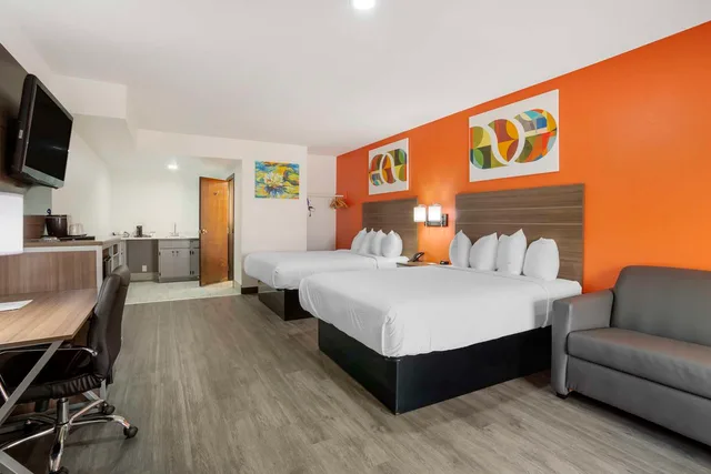 غرفة بسريرين كوين مع أريكة، Best Western Statesville Inn 2/4