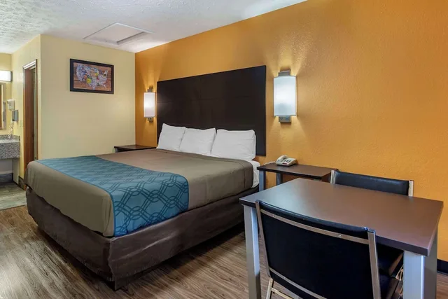 غرفة قياسية بسرير كينج، Econo Lodge North Nashville TN 4/6