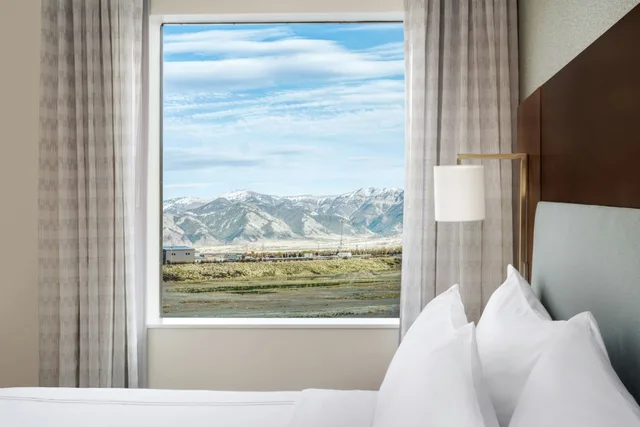 1 Bedroom, Pod, Suite, King Bed, EVEN Hotel Bozeman Yellowstone Intl Arpt, an IHG Hotel 2/4