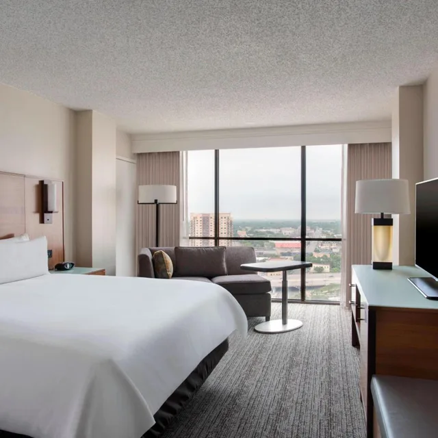 غرفة قياسية بسرير كينج، San Antonio Marriott Riverwalk Hotel 1/3