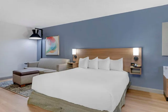 غرفة بسرير كينج وسرير كوين مع أريكة في طابق مرتفع، Hyatt Place Houston North 7/8