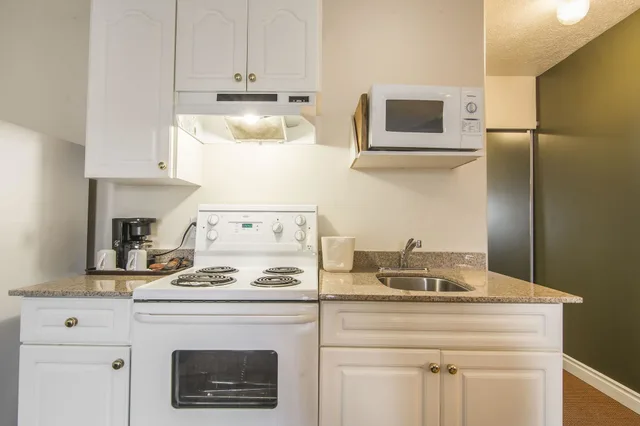 Efficiency, Queen Bed، Econo Lodge Inn & Suites High Level, AB 10/10