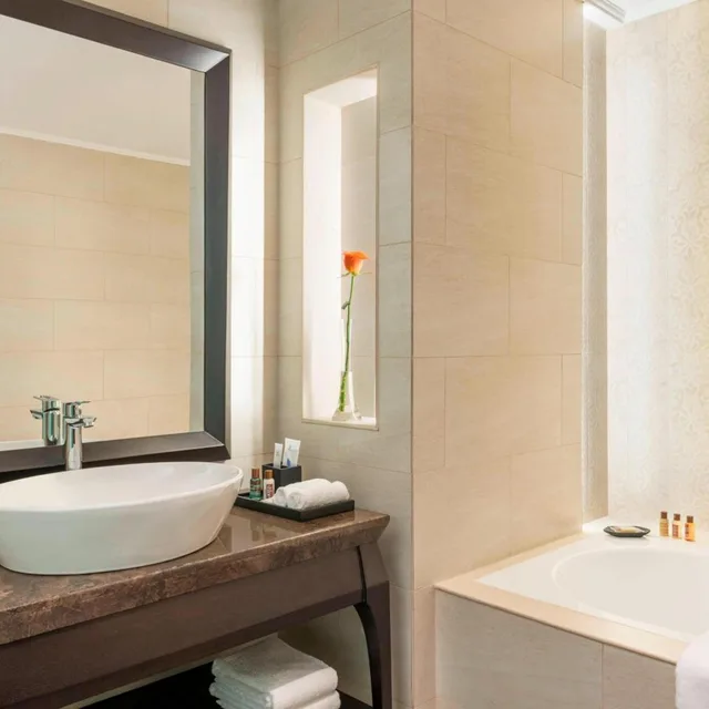غرفة ديلوكس بسرير كينج بإطلالة على المدينة، Sheraton Sharjah Beach Resort Spa 5/8
