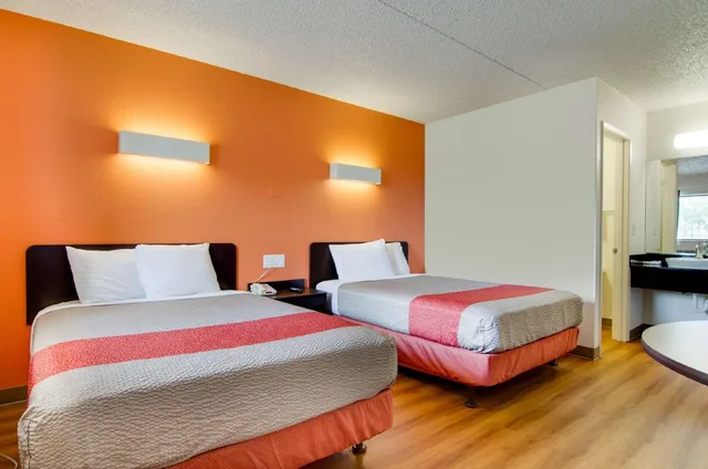 غرفة بسريرين مزدوجين، Motel6 Salina, KS 1/10