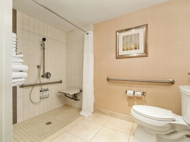 غرفة قياسية بسرير كوين لذوي الإعاقة، Holiday Inn Conference Ctr Edmonton South 6/7