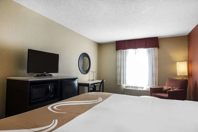 غرفة قياسية بسرير كينج، Quality Inn Phenix City Columbus 7/9