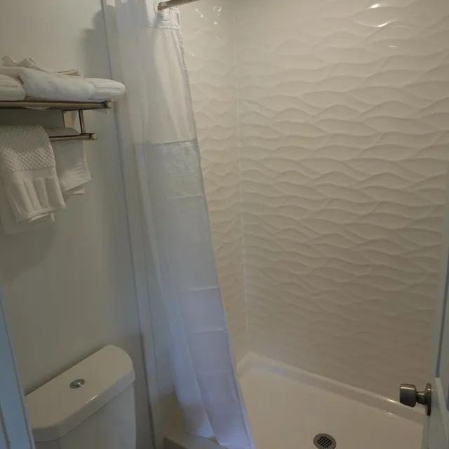 غرفة قياسية بسرير كوين، Budget Inn North Kingstown 4/4