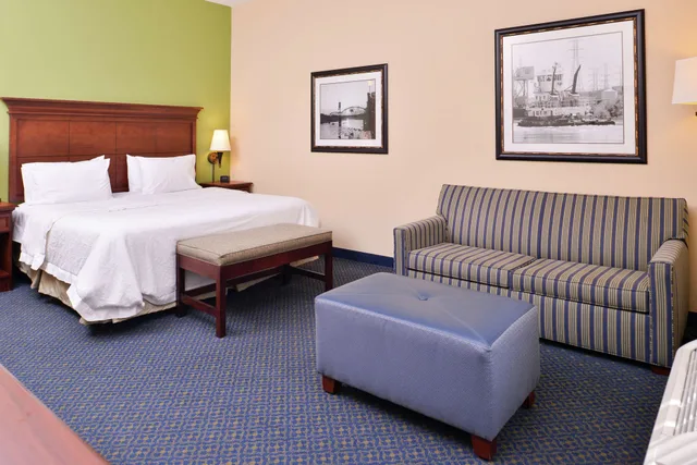 غرفة بسرير كينج مع أريكة، Hampton Inn Jackson, AL 2/4