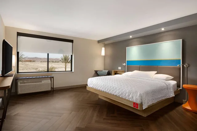 غرفة بسرير كينج بحوض استحمام لذوي الإعاقة، Tru by Hilton Las Vegas Airport, NV 1/1