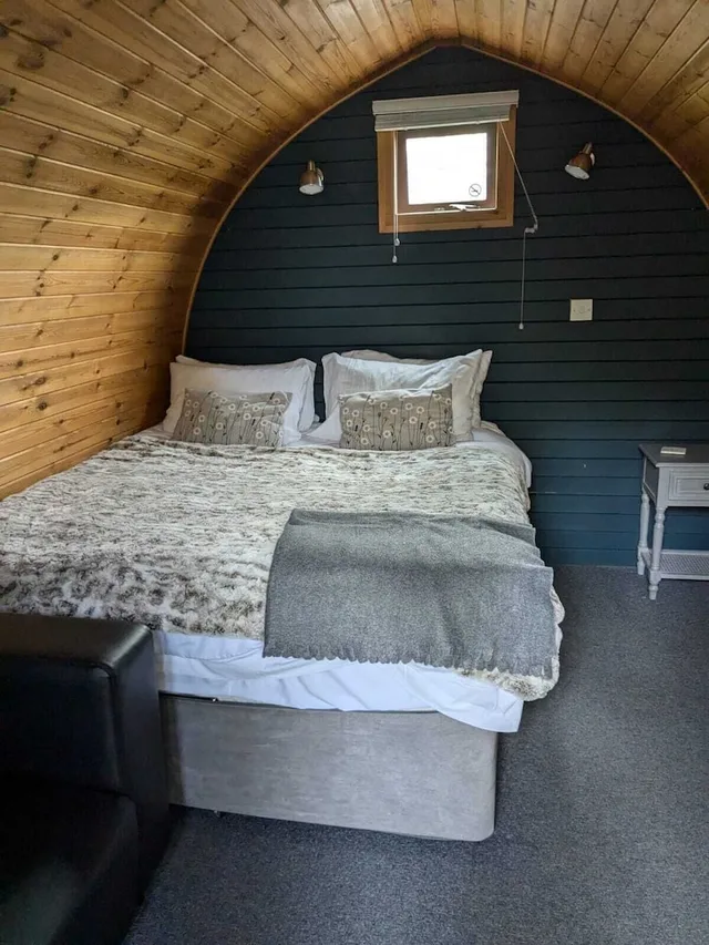 Posh Pod, King Bed, Shared Bathroom، The Little Hide - Grown Up Glamping 4/6