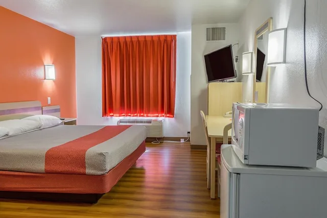غرفة ديلوكس بسرير كينج، Motel6 Redmond, OR 1/4