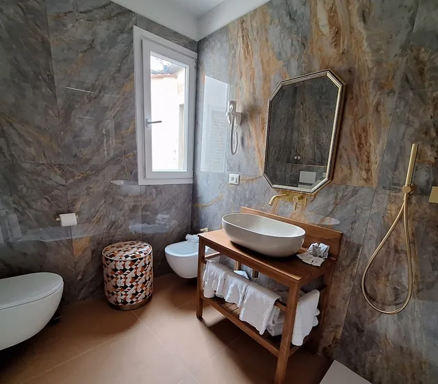 Room, Triple, 1 Queen and 1 Single Bed, Stair Access Only, Hotel Maxim 4/4
