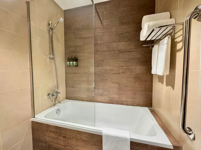 جناح بسرير كينج بإطلالة على المدينة بغرفة نوم واحدة، Staybridge Suites Doha Lusail 2/2