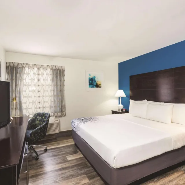 Room, King Bed, Bathtub, Accessible, La Quinta Inn & Suites by Wyndham Brooklyn Downtown 3/10