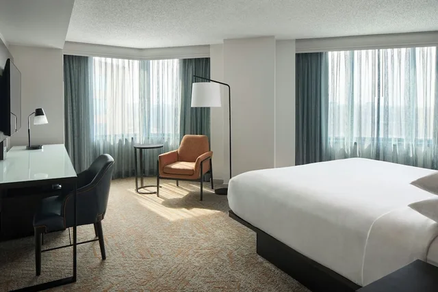 غرفة ركنية بسرير كينج بشرفة، Falls Church Marriott Fairview Park 1/4