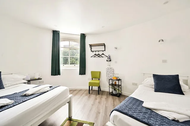 Family, 1 Double and 1 Single Bed, City London Hotel 3/6