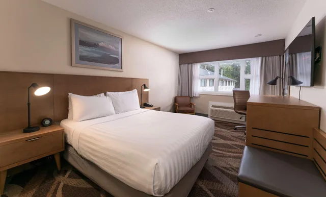 Space, Queen Bed, Sofa، Prestige Hudson Bay Lodge & Conference Centre, WorldHotels 2/3
