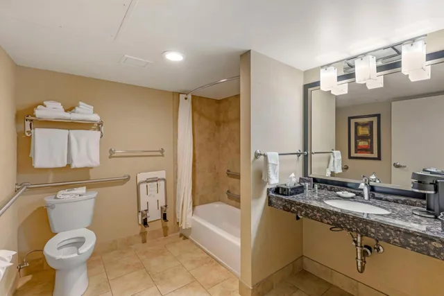 غرفة بسريرين كوين بحوض استحمام لذوي الإعاقة، Best Western Cottontree Inn 3/3
