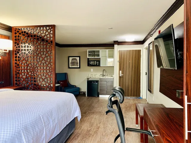 Suite, King Bed, The Leo Collection Detroit, an Ascend Collection Hotel 2/10