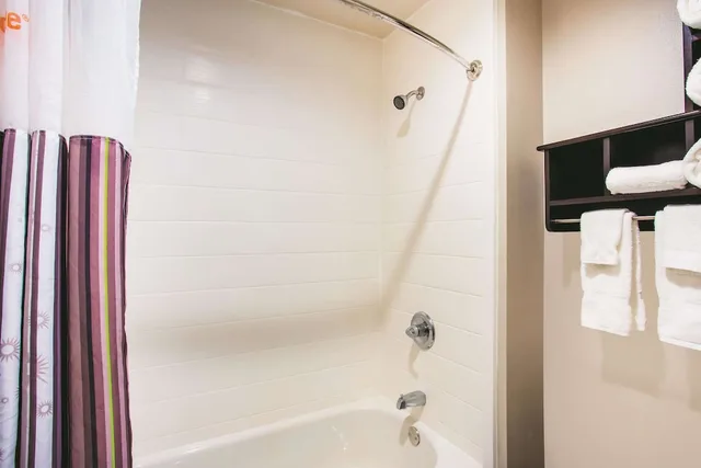 غرفة بسريرين كوين، La Quinta Inn & Suites by Wyndham Cincinnati NE - Mason 4/4