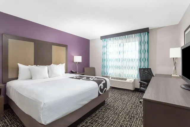 Deluxe, King Bed, Bathtub, Accessible, La Quinta Inn & Suites by Wyndham Hopkinsville 5/10