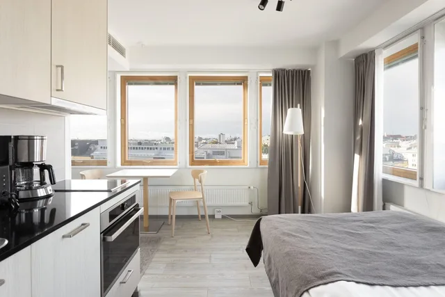 Standard fully furnished studio with a panoramic view for one، Noli Sornainen 3/7