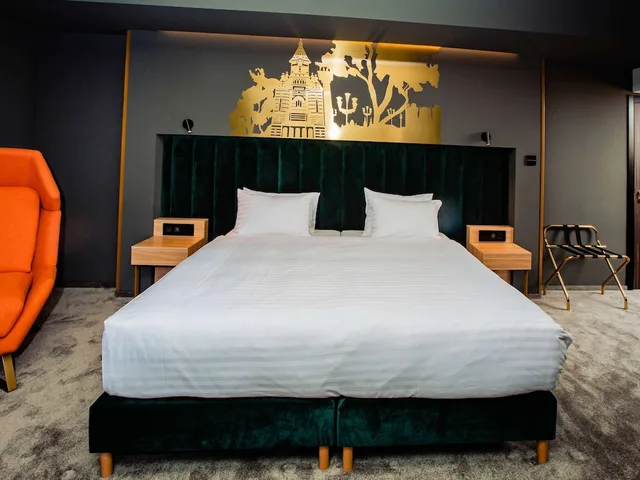 غرفة بريفيليج بسرير كينج مع أريكة، Mercure Timisoara 2/3