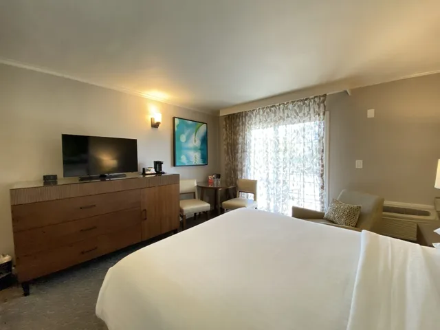 غرفة قياسية بسرير كينج بإطلالة على المسبح بشرفة، Creekside Inn Palo Alto 3/6
