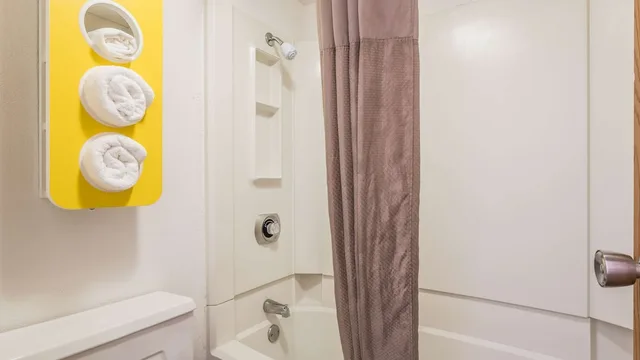 غرفة بريميوم بسرير كينج، Motel6 Elk Grove Village, IL 7/7
