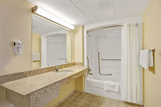 Standard, Queen Bed, Days Inn by Wyndham Clarksville TN 4/4