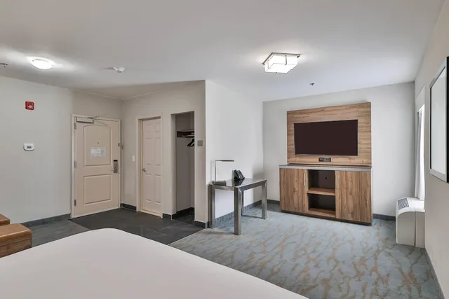 جناح بسرير كينج بإطلالة على المدينة مع أريكة، The Penn Stroud Stroudsburg - Poconos, an Ascend Collection Hotel 4/7