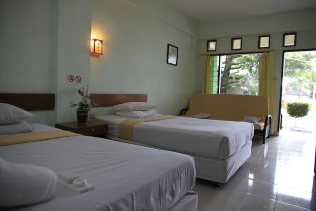 غرفة بانورامية رباعية بسريرين منفصلين بإطلالة على البحيرة بحمام خاص مع أريكة، Pandu Lakeside Hotel Parapat - Toba Lake 1/3