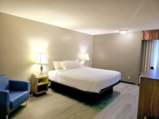 غرفة بسرير كينج لذوي الإعاقة، Days Inn by Wyndham Rolla 3/6