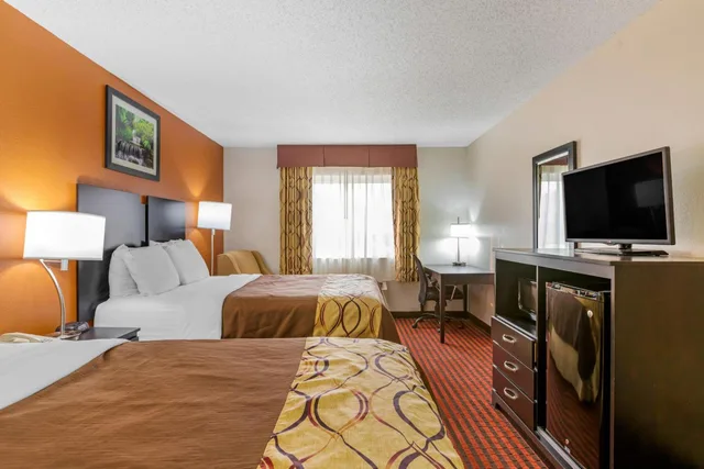 غرفة بسرير كوين، Rodeway Inn Coopersville, MI 4/6