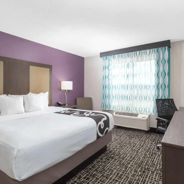 Deluxe, King Bed, Bathtub, Accessible, La Quinta Inn & Suites by Wyndham Hopkinsville 2/10