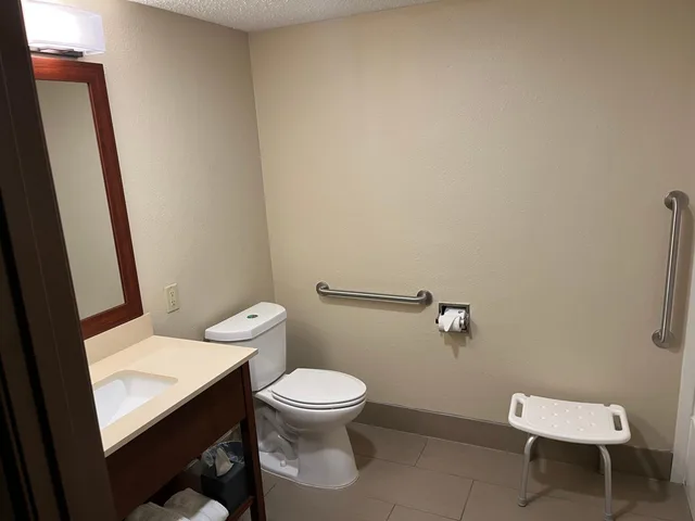 غرفة بسرير كوين بحوض استحمام لذوي الإعاقة، Wingate by Wyndham Clearfield 8/10