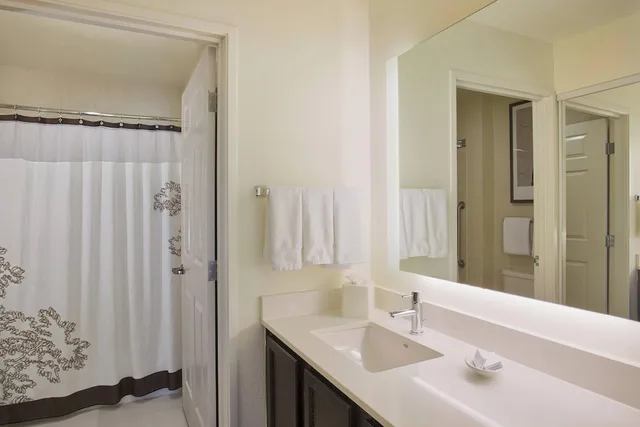 جناح بسرير كوين بغرفة نوم واحدة مع أريكة، Residence Inn Detroit Pontiac Auburn Hills 2/3
