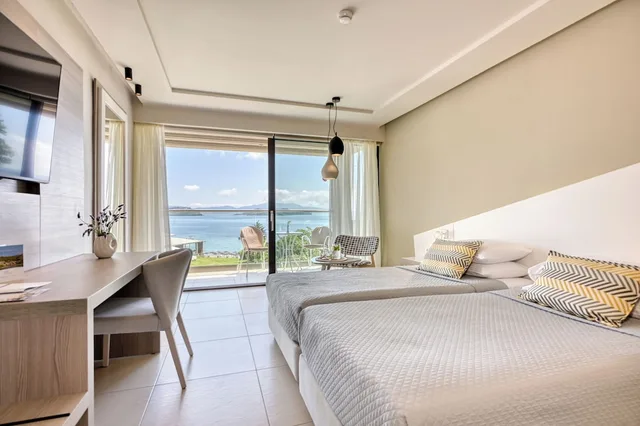 غرفة قياسية بسريرين منفصلين بإطلالة على البحر، Kassandra Bay Resort, Suites and Spa 1/10