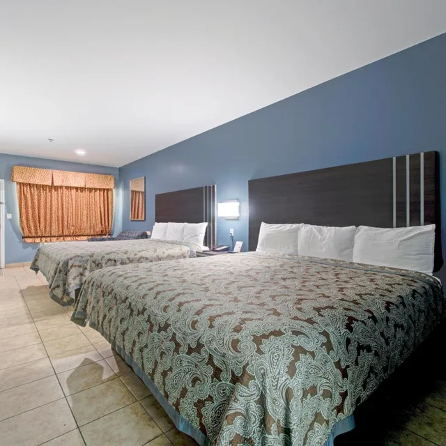غرفة بسرير كينج وسريرين كينج، Weslaco Inn by Capital O Near Mercedes 2/10