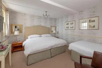 غرفة قياسية ثلاثية، The Royal Hotel 1/1