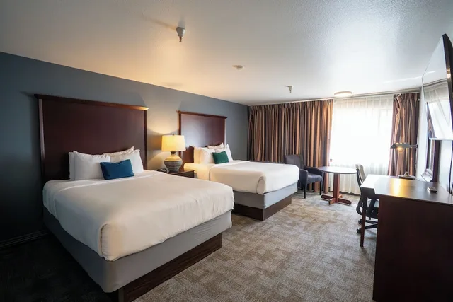 غرفة قياسية بسريرين كوين بإطلالة على النهر، Ramada by Wyndham Tukwila Southcenter 1/10