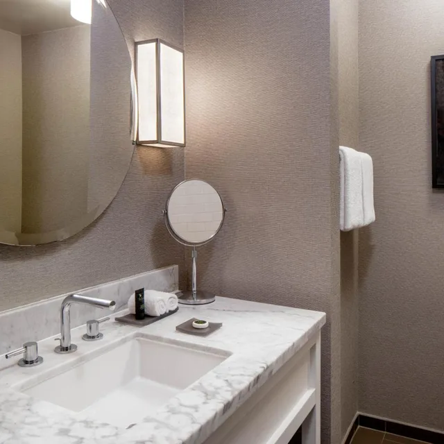 غرفة بسرير كينج بشرفة بإطلالة، Hyatt Centric French Quarter New Orleans 3/3