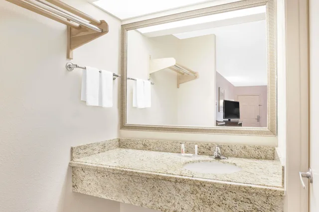 غرفة بسرير كينج، Super 8 by Wyndham Corpus Christi 6/8