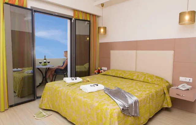 غرفة بسريرين منفصلين وسرير بطابقين بإطلالة على البحر، Panormo Beach Hotel 2/3