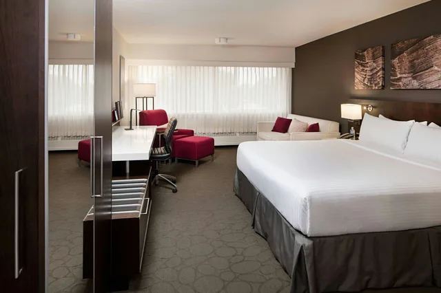 غرفة، Delta Hotels By Marriott Calgary South 2/7