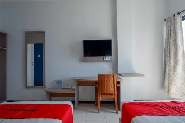 غرفة ديلوكس بسريرين منفصلين، RedDoorz Plus Syariah @ Hotel Boulevard Luwuk 8/10