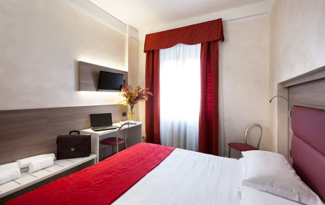 Room, Queen Bed, Gamma 2/3