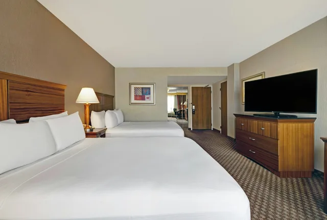 غرفة بسريرين مزدوجين بإطلالة على الجبل لذوي الإعاقة، Doubletree By Hilton Grand Junction 1/4