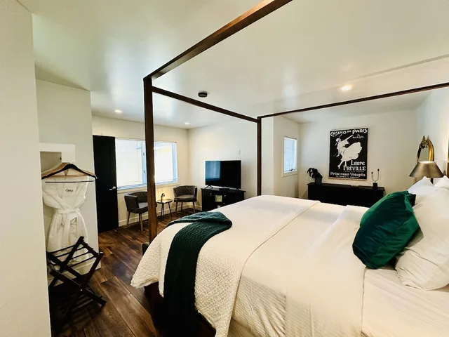 جناح استوديو إليت بسرير كينج وسرير كوين بإطلالة على الفناء مع أريكة بمطبخ، Bespoke Inn Flagstaff 4/10
