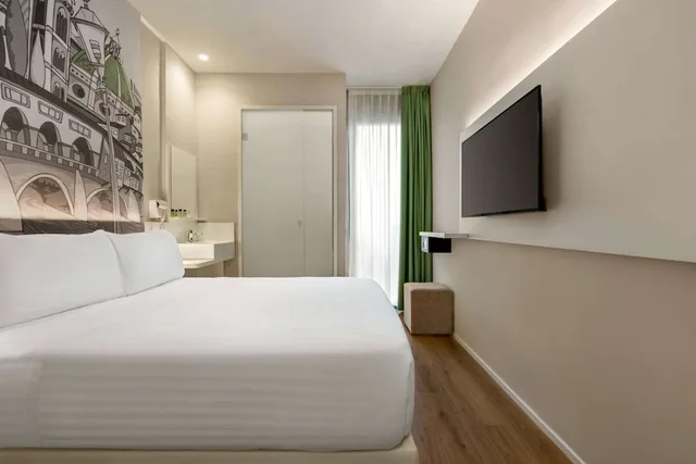 Standard, Queen Bed, Wyndham Garden Florence 2/6